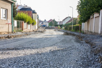 Oprava silnice v Dřevohosticích úspěšně pokračuje