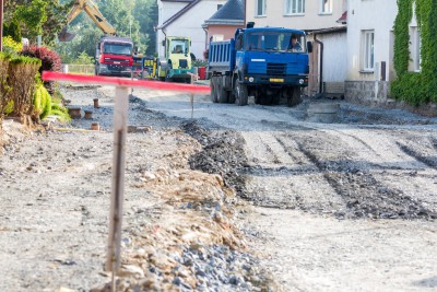 Oprava silnice v Dřevohosticích úspěšně pokračuje