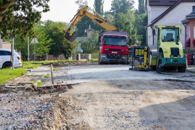 Oprava silnice v Dřevohosticích úspěšně pokračuje