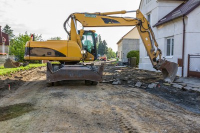 Oprava silnice v Dřevohosticích úspěšně pokračuje