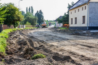 Oprava silnice v Dřevohosticích úspěšně pokračuje