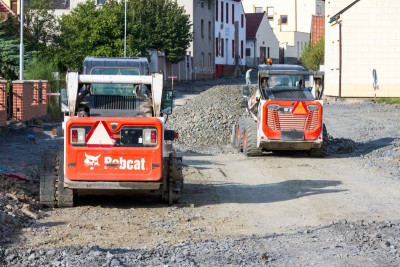 Oprava silnice v Dřevohosticích úspěšně pokračuje