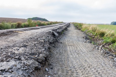 Oprava silnice v Dřevohosticích úspěšně pokračuje