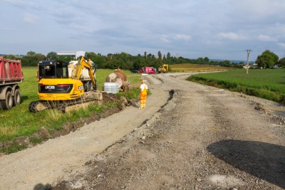 Oprava silnice v Dřevohosticích úspěšně pokračuje