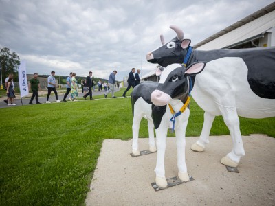 Haňovice ukázaly veřejnosti nový kravín s robotickou stájí