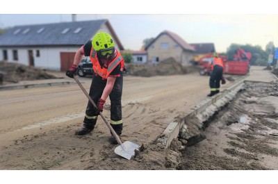 Od začátku povodní na Jesenicku pomáhají i vězni. Pytlovali písek, teď pracují v deponiích