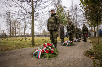 Vlčí máky na klopách připomněly Den válečných veteránů