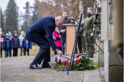 Vlčí máky na klopách připomněly Den válečných veteránů