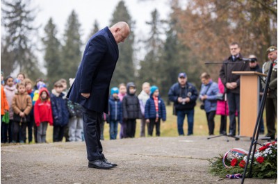 Vlčí máky na klopách připomněly Den válečných veteránů