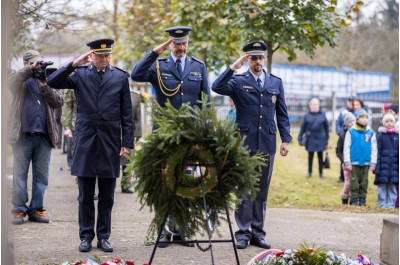 Vlčí máky na klopách připomněly Den válečných veteránů