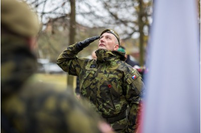 Vlčí máky na klopách připomněly Den válečných veteránů