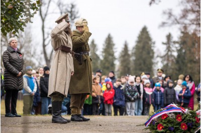 Vlčí máky na klopách připomněly Den válečných veteránů