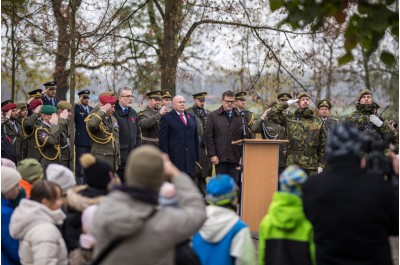 Vlčí máky na klopách připomněly Den válečných veteránů