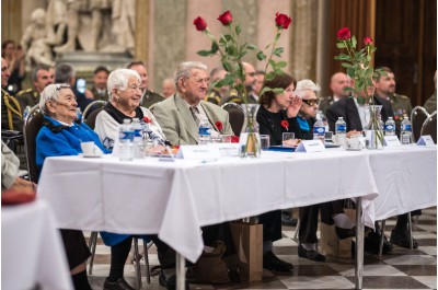 Vlčí máky na klopách připomněly Den válečných veteránů