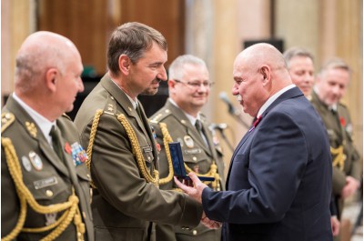 Vlčí máky na klopách připomněly Den válečných veteránů