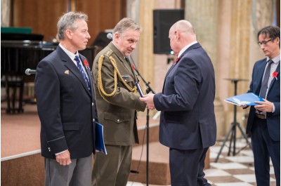 Vlčí máky na klopách připomněly Den válečných veteránů