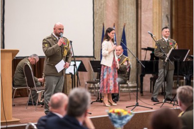 Vlčí máky na klopách připomněly Den válečných veteránů