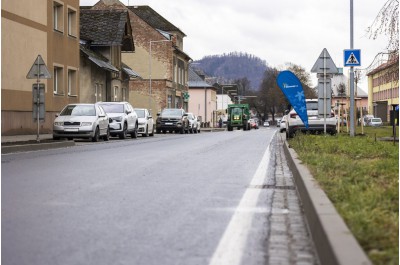 Na jaře začali, na podzim skončili. Hanušovice mají novou hlavní silnici