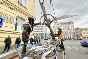 Nový kříž na věži Červeného kostela. Autorem originálního díla je Jan Dostál