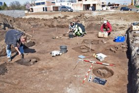 Archeologové pokračují v průzkumu Slavonína. Letos objevili už desítky hrobů