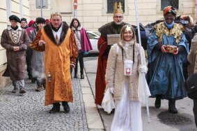 Tři králové, hejtman, primátor a biskup, popřejí šťastný nový rok před katedrálou i na náměstí