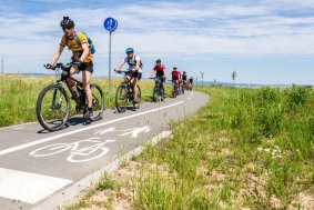 Kraj šlape do pedálů, a doslova. Podpořil už stovky kilometrů cyklistických komunikací