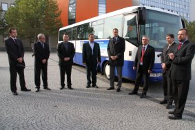 Olomoucký kraj předal českým krajanům v Srbsku autobus