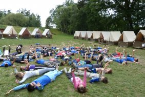 Srbské děti se učí česky na mezinárodním táboře v Ochoze