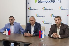 Olomoucký kraj daroval partnerskému regionu Vojvodina autobus. Využije ho česká komunita žijící v Srbsku