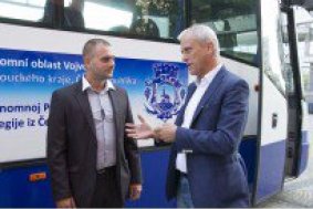 Olomoucký kraj daroval partnerskému regionu Vojvodina autobus. Využije ho česká komunita žijící v Srbsku