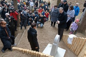 Hejtman Martin Tesařík odhalil na Tršicku pomník židovské rodině