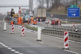 Na rychlostní komunikaci z Olomouce do Vyškova silničáři vyměňují svodidla