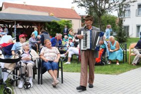 Zahradní slavnost pro klienty SeniorCentra v Olomouci 