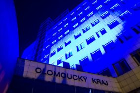 Krajský úřad Olomouckého kraje svítil modře. Upozornil na předsednictví Česka v Radě EU