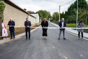 Slatinky mají bezpečný chodník k autobusu i opravenou silnici