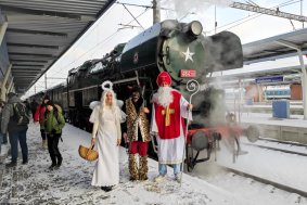 Mikulášská družina cestovala parním vlakem 