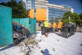 Téměř polovina odpadu v černých popelnicích měla být jinde, ukázal rozbor před úřadem