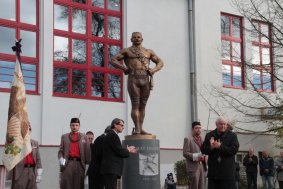 Olomoucký kraj přispěl na sochu legendárního zápasníka Gustava Frištenského