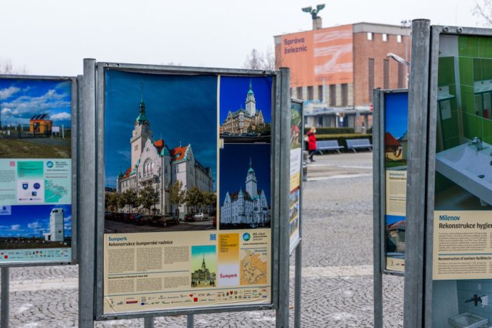 Výstava Má vlast cestami proměn doputovala před krajský úřad v Olomouci