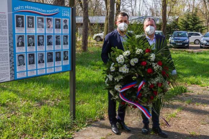 Náměstci hejtmana Dalibor Horák a Michal Zácha si připomenuli oběti přerovského povstání