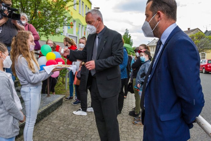 Přáslavice mají opravenou školu a nové hřiště. Přispěl také Olomoucký kraj