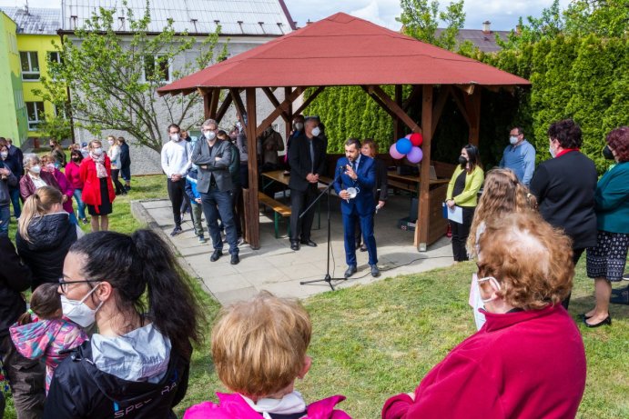 Přáslavice mají opravenou školu a nové hřiště. Přispěl také Olomoucký kraj