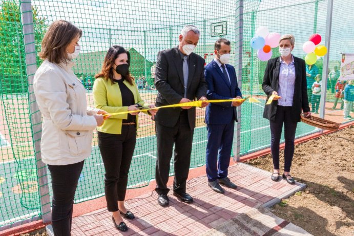 Přáslavice mají opravenou školu a nové hřiště. Přispěl také Olomoucký kraj