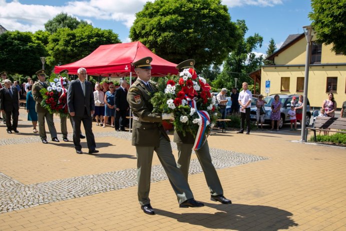 Hejtman Josef Suchánek vzdal hold zavražděným krajanům v Novém Malíně