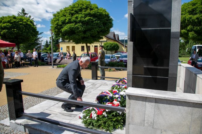 Hejtman Josef Suchánek vzdal hold zavražděným krajanům v Novém Malíně