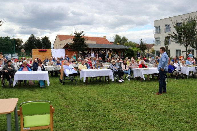 Zahradní slavnost pro klienty SeniorCentra v Olomouci