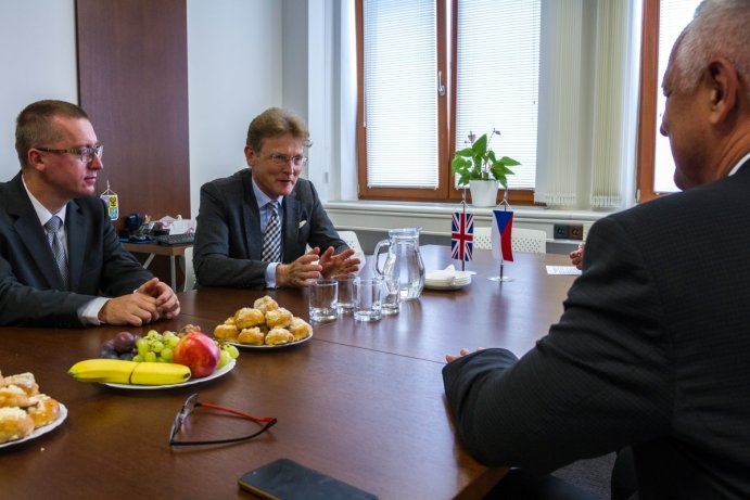 Olomoucký kraj navštívil britský velvyslanec. S hejtmanem jednal například o vědě a výzkumu