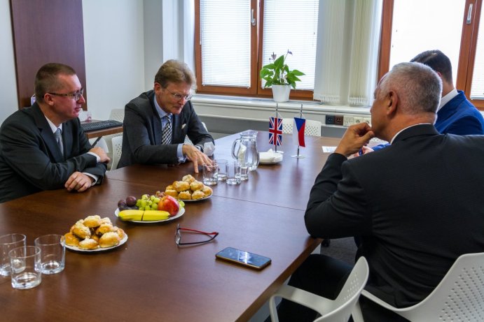 Olomoucký kraj navštívil britský velvyslanec. S hejtmanem jednal například o vědě a výzkumu