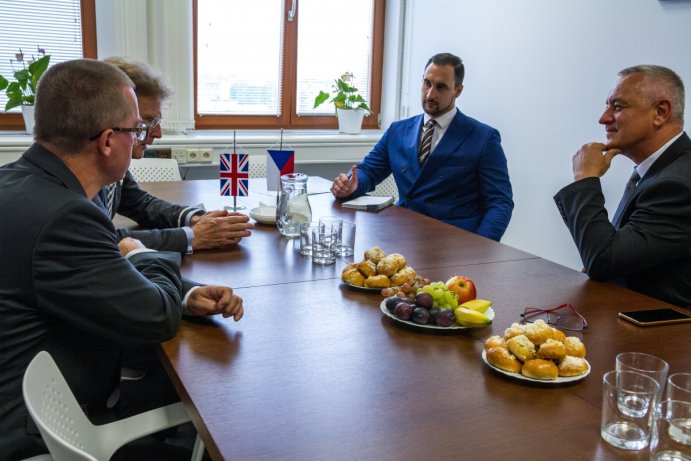 Olomoucký kraj navštívil britský velvyslanec. S hejtmanem jednal například o vědě a výzkumu