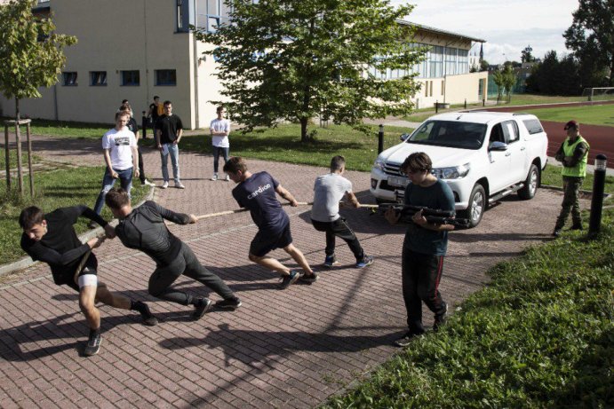 Studenti si během závodu vyzkoušeli hod granátem na cíl